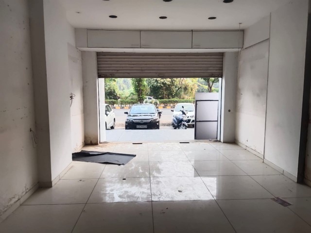 Showroom 1251 Sq. Ft. Showroom Ground Floor for Rent in Zydus Road Ahmedabad