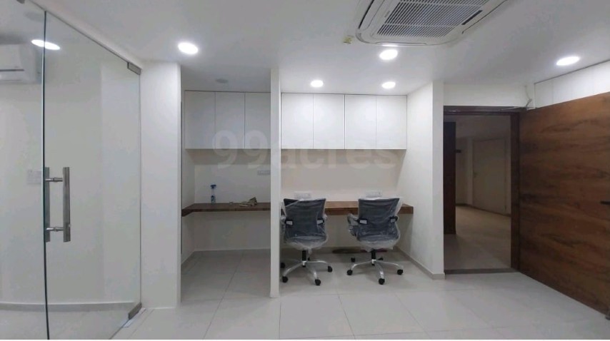 Office 1013 Sq. Ft. Commercial Office for Rent in Shyamal Cross Road Ahmedabad - Media 4