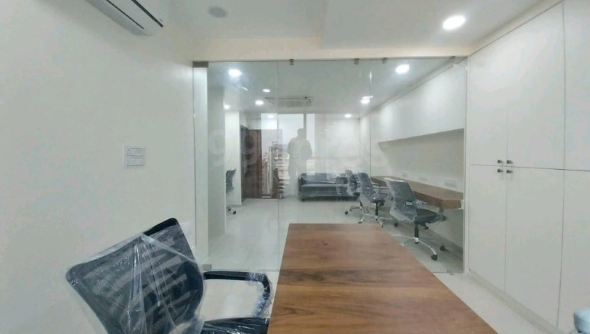 Office 1013 Sq. Ft. Commercial Office for Rent in Shyamal Cross Road Ahmedabad - Media 5
