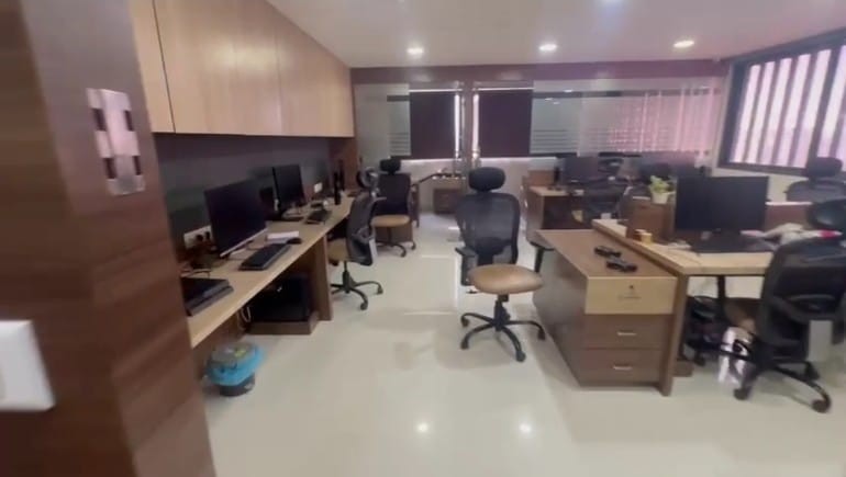 Office 1940 Sq. Ft. Commercial Office for Rent in Sg Highway Ahmedabad - Media 9