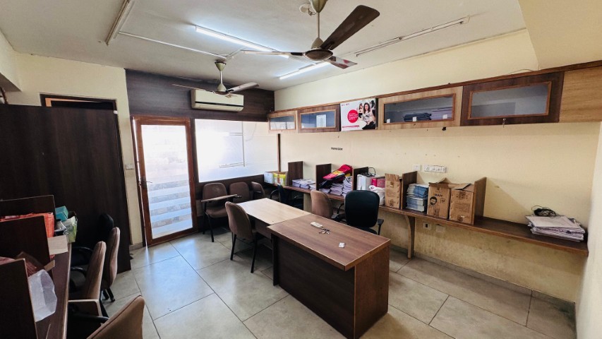 Office 860 Sq. Ft. Commercial Office for Rent in Drive In Road Ahmedabad