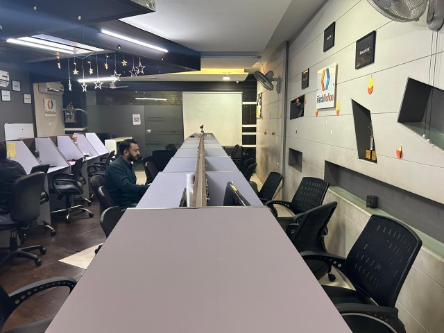 Office 1625 Sq. Ft. Commercial Office for Rent in Sg Highway Ahmedabad - Media 5