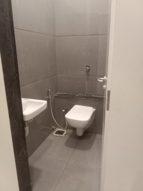 Office 1051 Sq. Ft. Commercial Office for Rent in Vastrapur Ahmedabad - Media 5