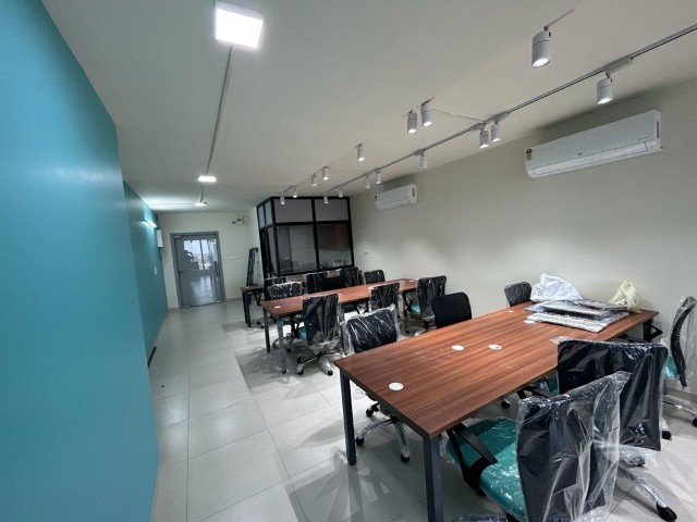 Office 1000 Sq. Ft. Commercial Office for Rent in Shyamal Cross Road Ahmedabad - Media 4