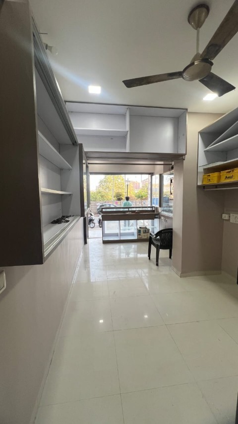 Shop 290 Sq. Ft. Commercial Showroom for Rent in Gota Ahmedabad
