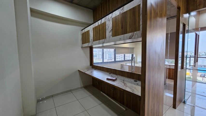 Office 1050 Sq. Ft. Commercial Office for Rent in Sg Highway Ahmedabad - Media 6