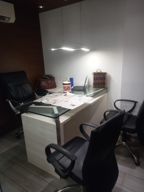 Office 1100 Sq. Ft. Commercial Office for Rent in Sg Highway Ahmedabad - Media 6