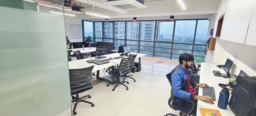 Office 2372 Sq. Ft. Commercial Office for Rent in Thaltej Ahmedabad - Media 12