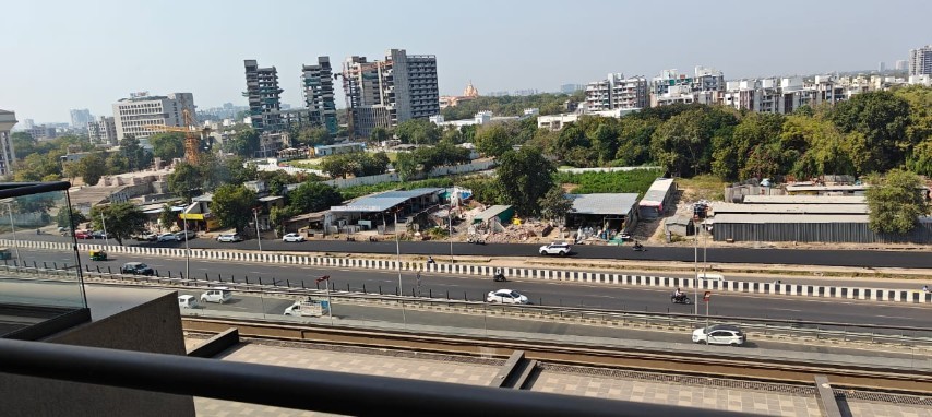 Office 1335 Sq. Ft. Commercial Office for Rent in Sg Highway Ahmedabad - Media 3