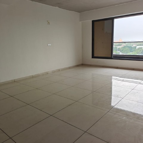 Office 1335 Sq. Ft. Commercial Office for Rent in Sg Highway Ahmedabad - Media 4
