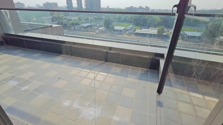 Office 1101 Sq. Ft. Commercial Office for Rent in Sg Highway Ahmedabad - Media 5