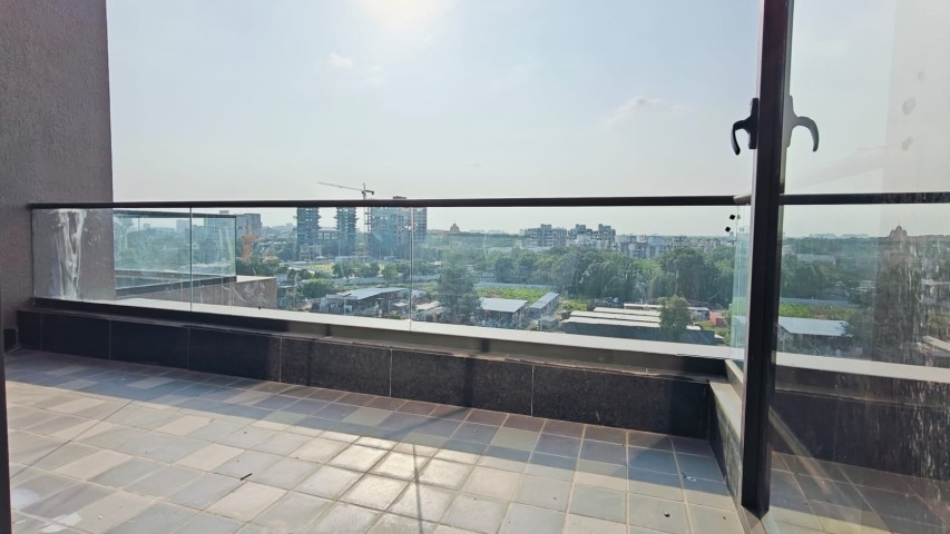 Office 1101 Sq. Ft. Commercial Office for Rent in Sg Highway Ahmedabad - Media 9