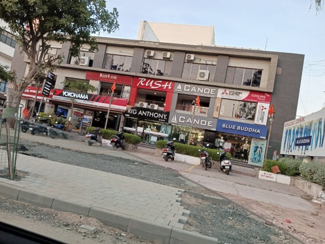 Showroom 2275 Sq. Ft. Showroom First Floor for Rent in Science City Ahmedabad - Media 3