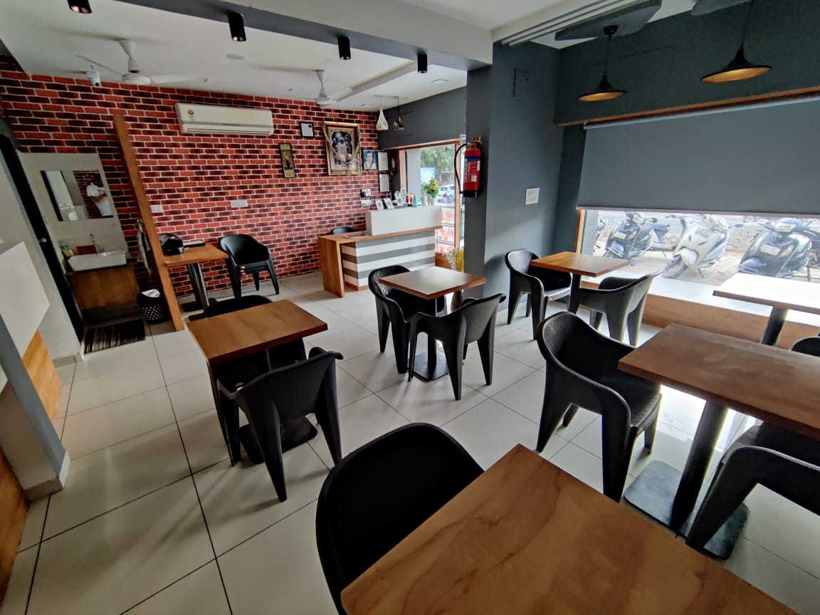 Shop 600 Sq. Ft. Commercial Showroom for Rent in Sola Ahmedabad