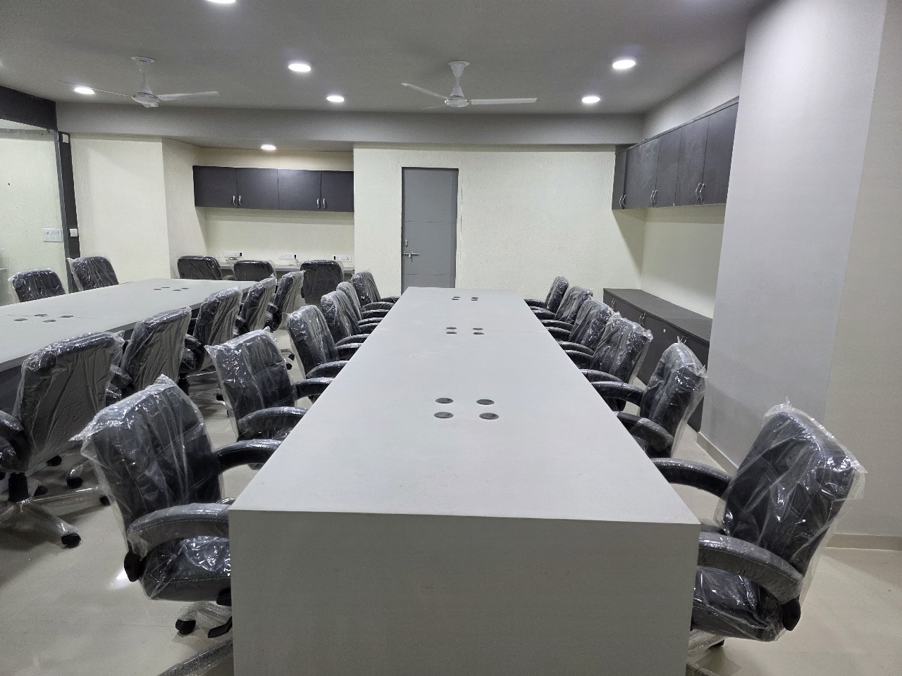 Office 1397 Sq. Ft. Commercial Office for Rent in Makarba Ahmedabad - Media 2