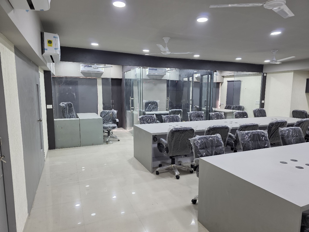 Office 1397 Sq. Ft. Commercial Office for Rent in Makarba Ahmedabad - Media 6