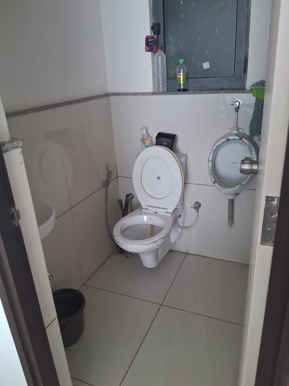 Office 700 Sq. Ft. Commercial Office for Rent in Sg Highway Ahmedabad - Media 6