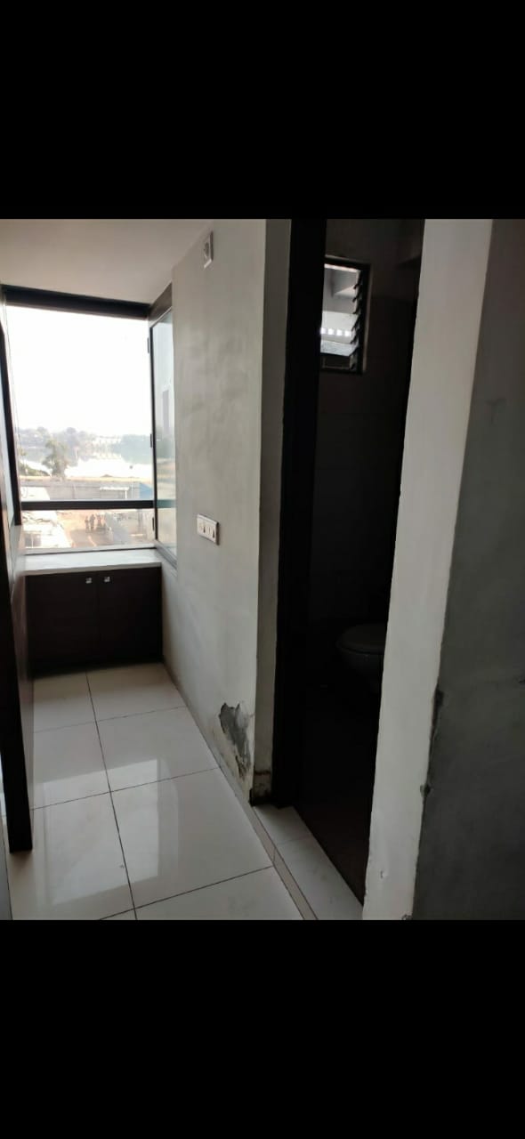 Office 735 Sq. Ft. Commercial Office for Sale in Sg Highway Ahmedabad - Media 4
