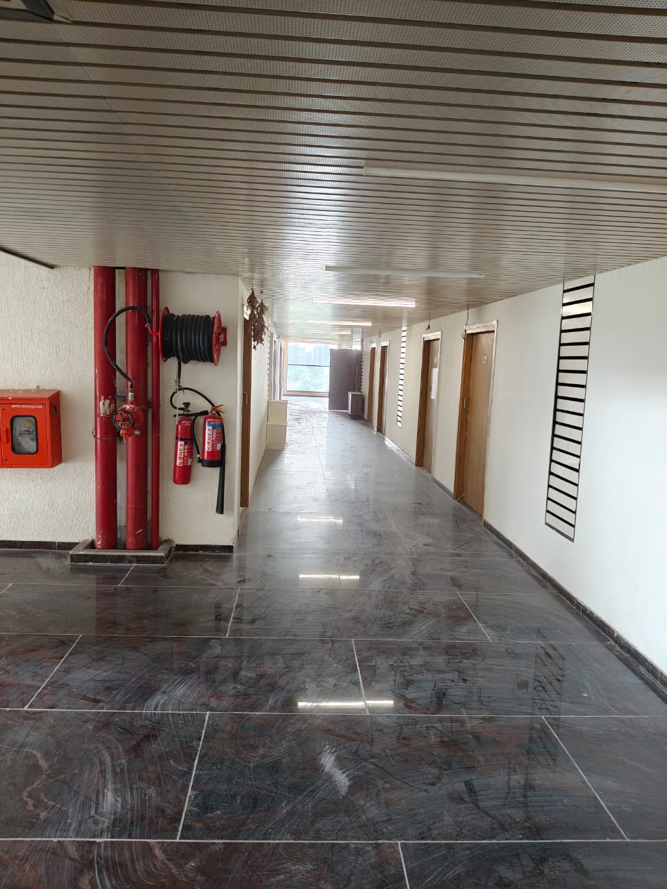 Office 872 Sq. Ft. Commercial Office for Rent in Jagatpur Ahmedabad - Media 4