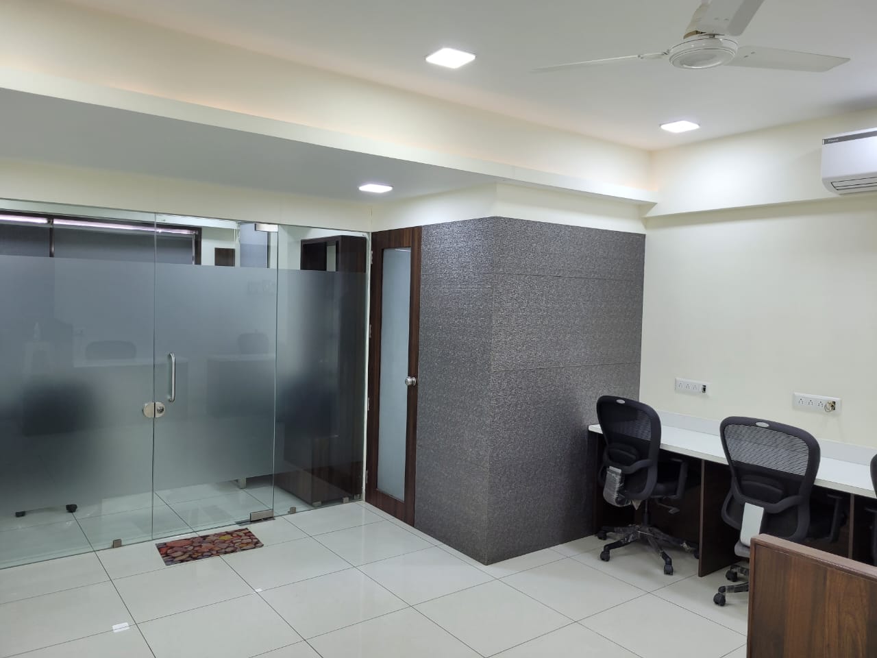 Office 686 Sq. Ft. Commercial Office for Rent in Gulbai Tekra Ahmedabad - Media 8
