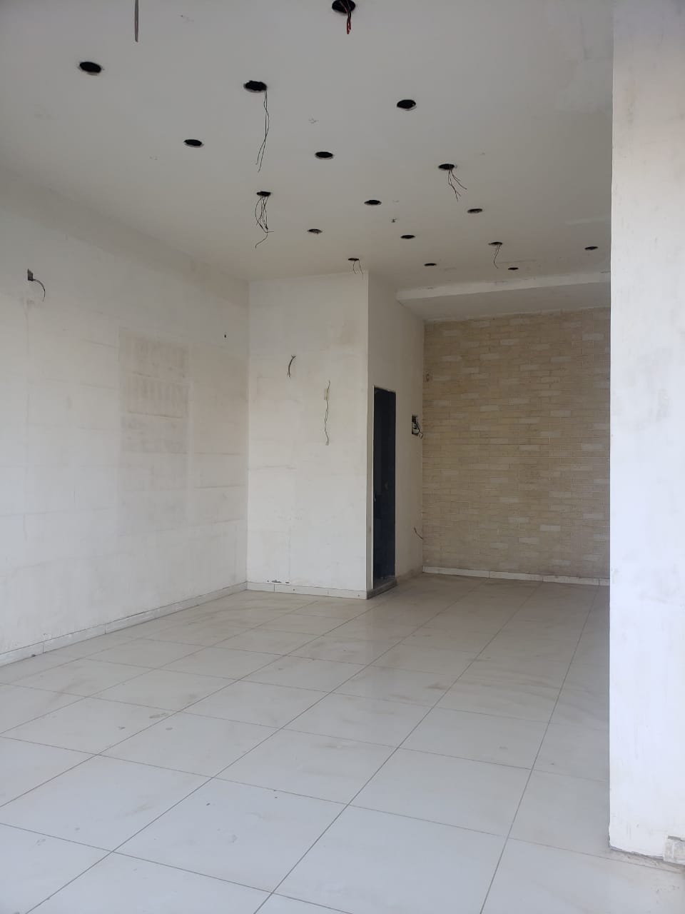 Showroom 609 Sq. Ft. Showroom Ground Floor for Rent in Sola Ahmedabad