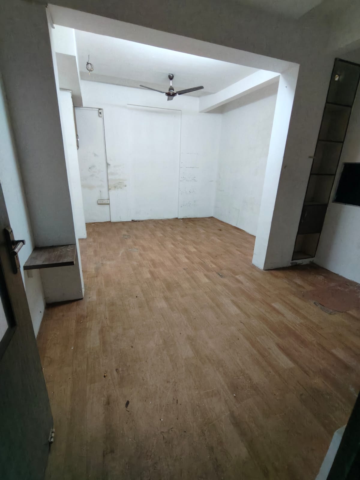 Shop 545 Sq. Ft. Commercial Showroom for Rent in Sola Ahmedabad