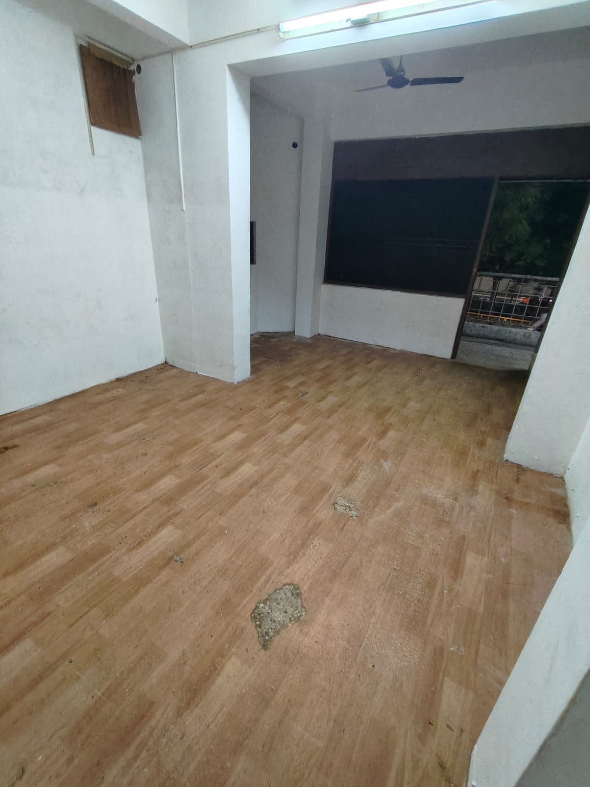 Shop 545 Sq. Ft. Commercial Showroom for Rent in Sola Ahmedabad - Media 5