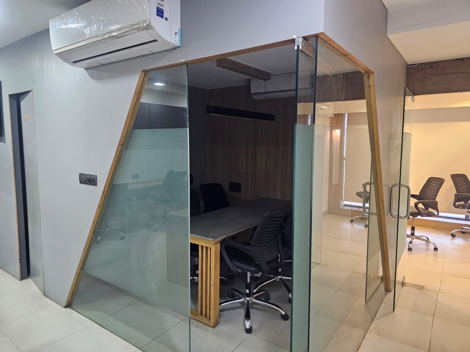 Office 1540 Sq. Ft. Commercial Office for Rent in Rajpath Rangoli Road Ahmedabad - Media 7