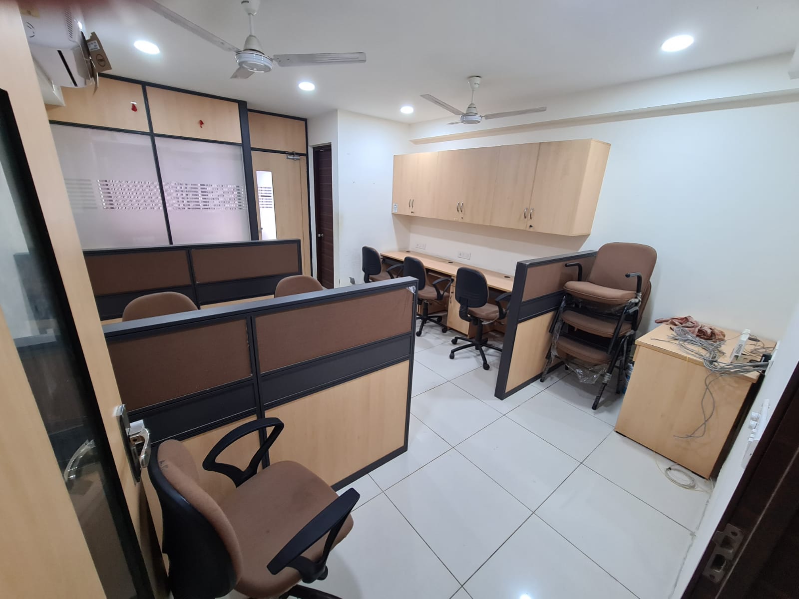 Office 585 Sq. Ft. Commercial Office for Rent in Sg Highway Ahmedabad - Media 3