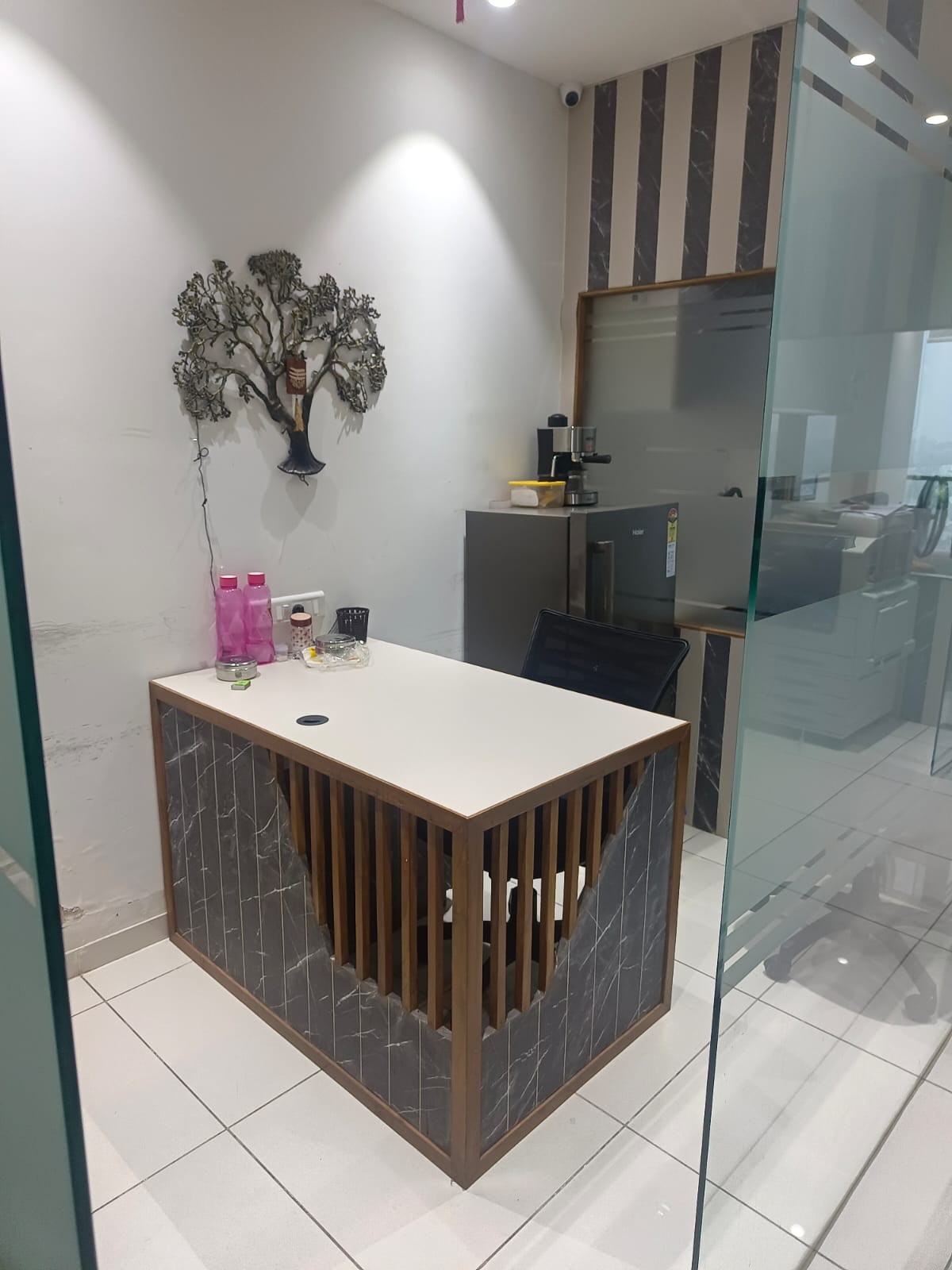 Office 680 Sq. Ft. Commercial Office for Rent in Sg Highway Ahmedabad - Media 8