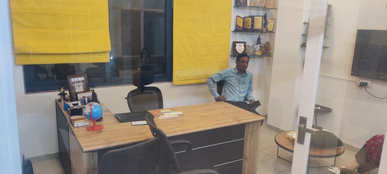 Office 660 Sq. Ft. Commercial Office for Rent in Ambawadi Ahmedabad - Media 4