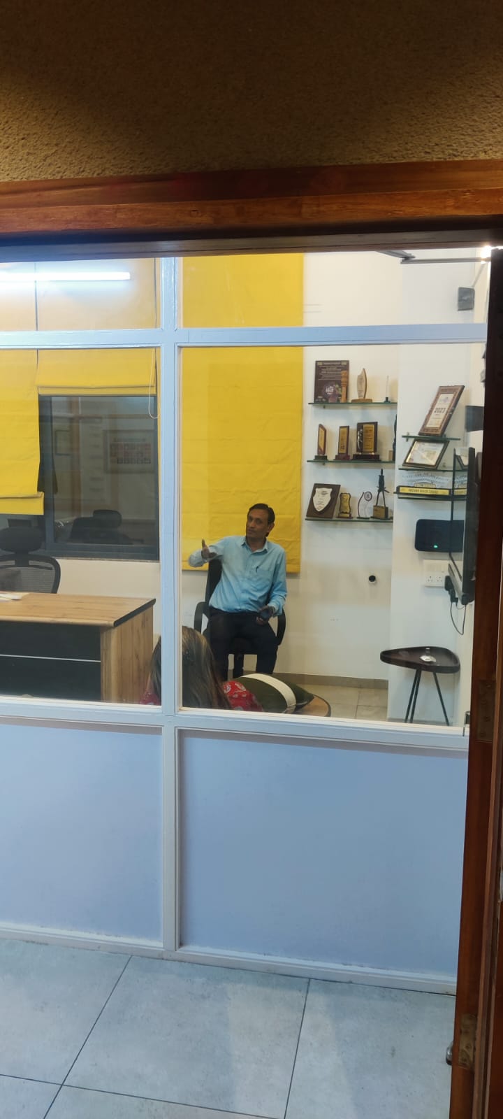 Office 660 Sq. Ft. Commercial Office for Rent in Ambawadi Ahmedabad - Media 5