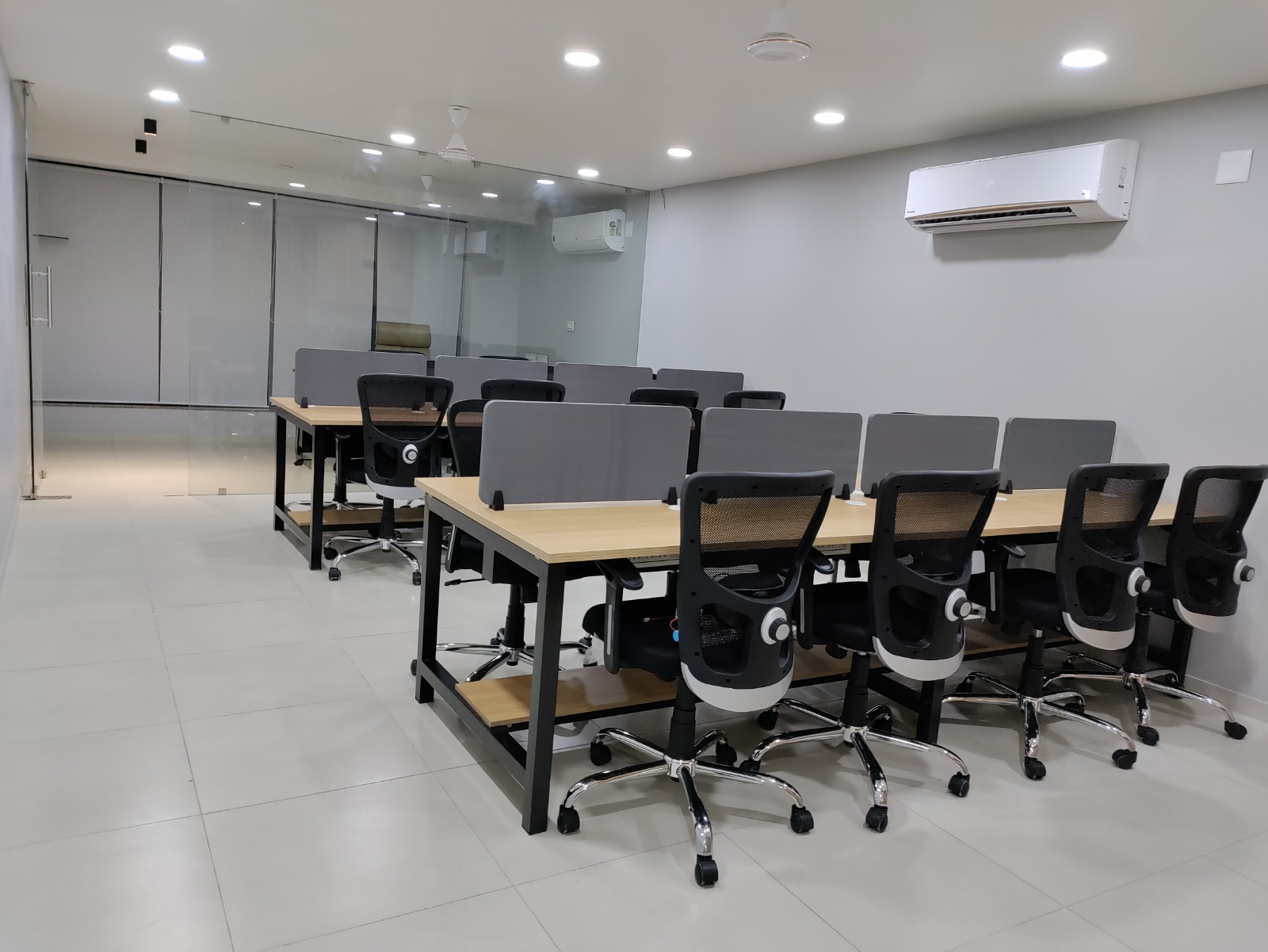 Office 960 Sq. Ft. Commercial Office for Rent in Shyamal Cross Road Ahmedabad
