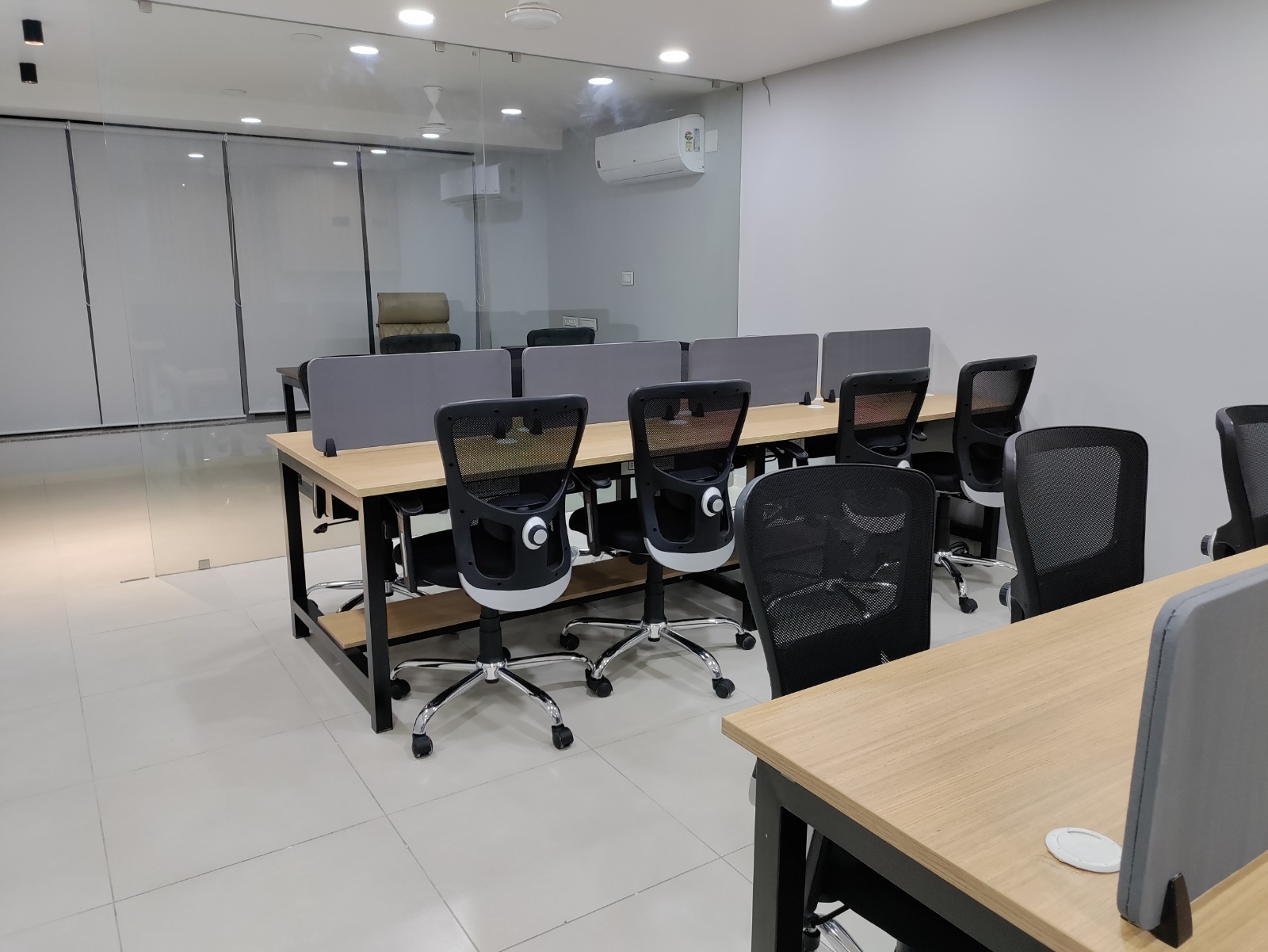 Office 960 Sq. Ft. Commercial Office for Rent in Shyamal Cross Road Ahmedabad - Media 3