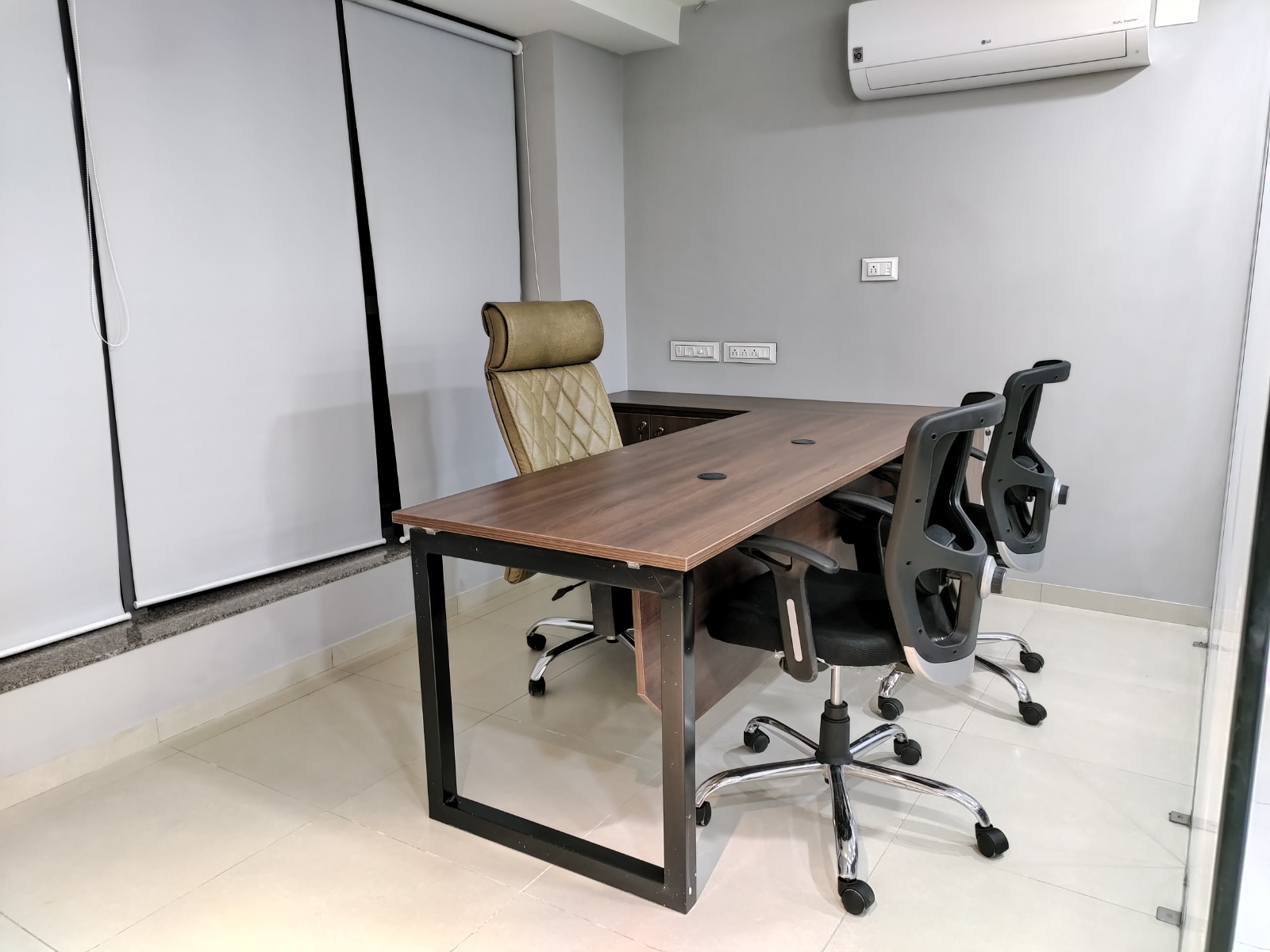Office 960 Sq. Ft. Commercial Office for Rent in Shyamal Cross Road Ahmedabad - Media 4
