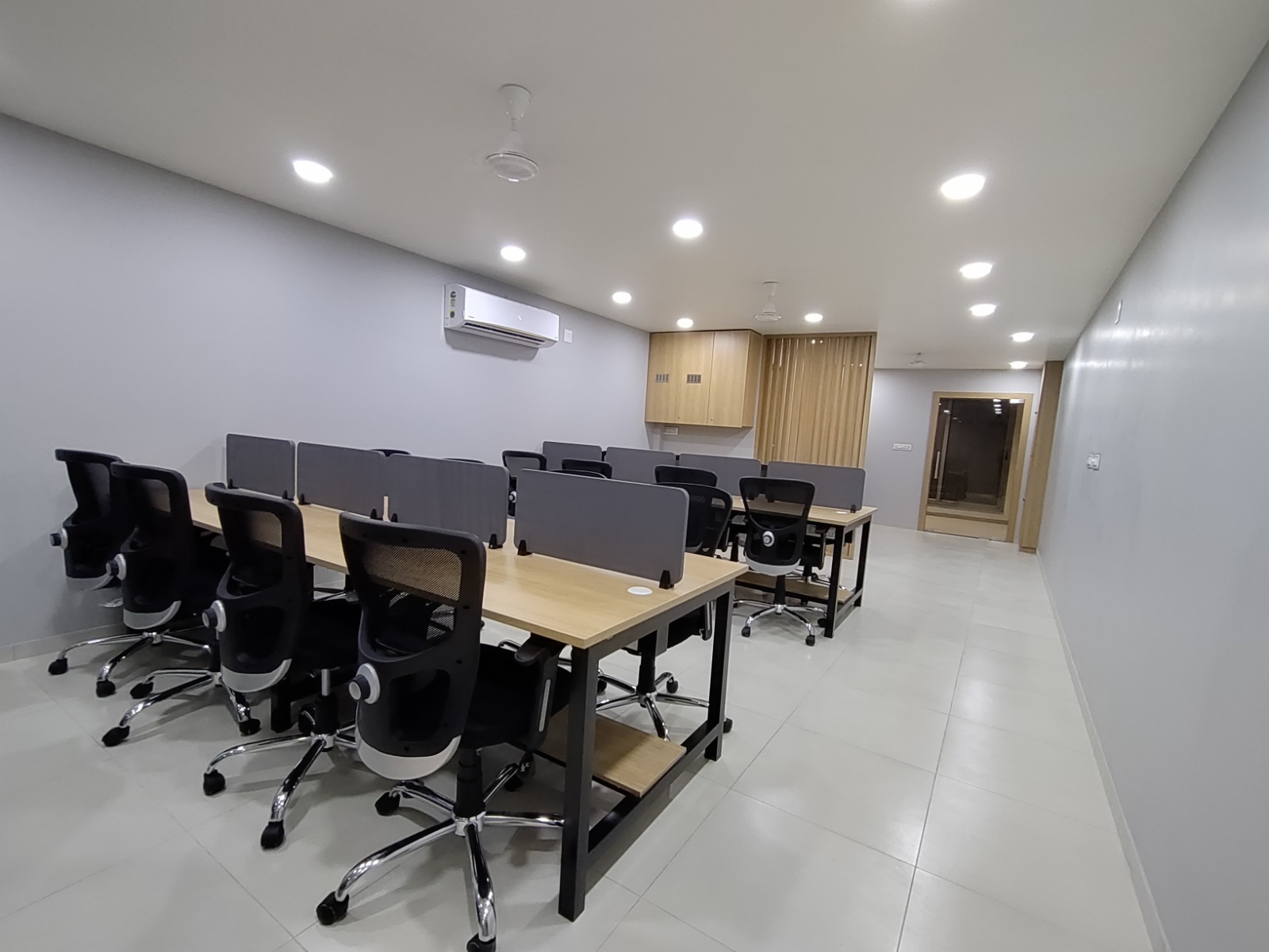 Office 960 Sq. Ft. Commercial Office for Rent in Shyamal Cross Road Ahmedabad - Media 5