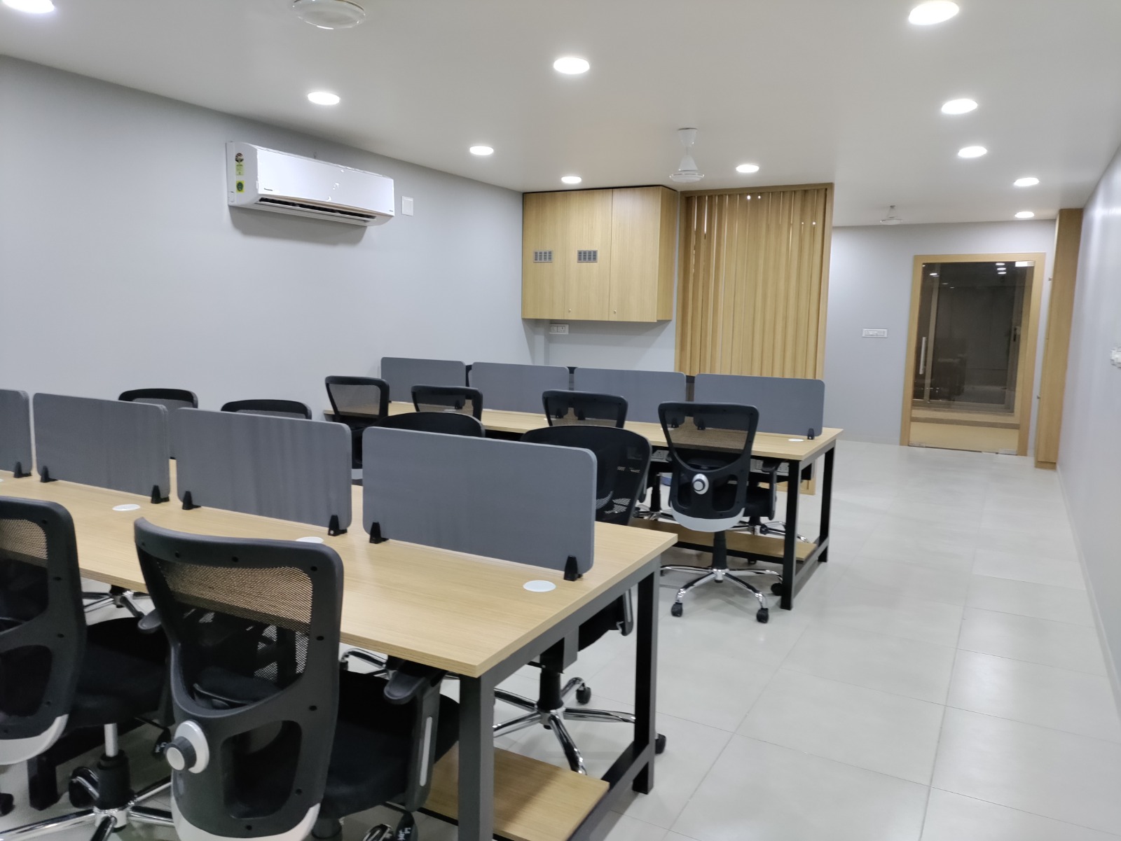 Office 960 Sq. Ft. Commercial Office for Rent in Shyamal Cross Road Ahmedabad - Media 6