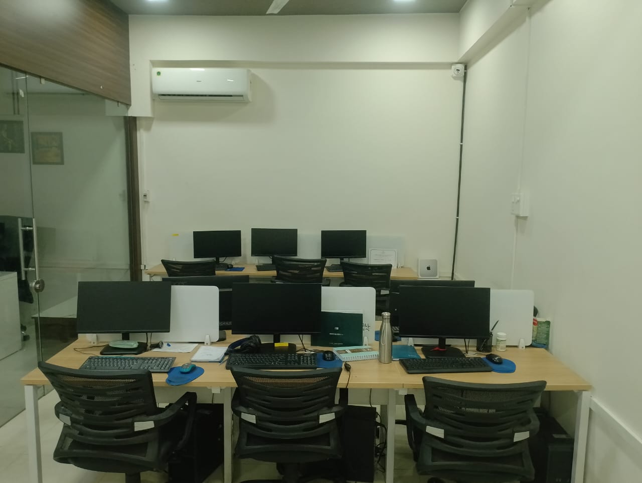 Office 1035 Sq. Ft. Commercial Office for Rent in Sola Ahmedabad - Media 2