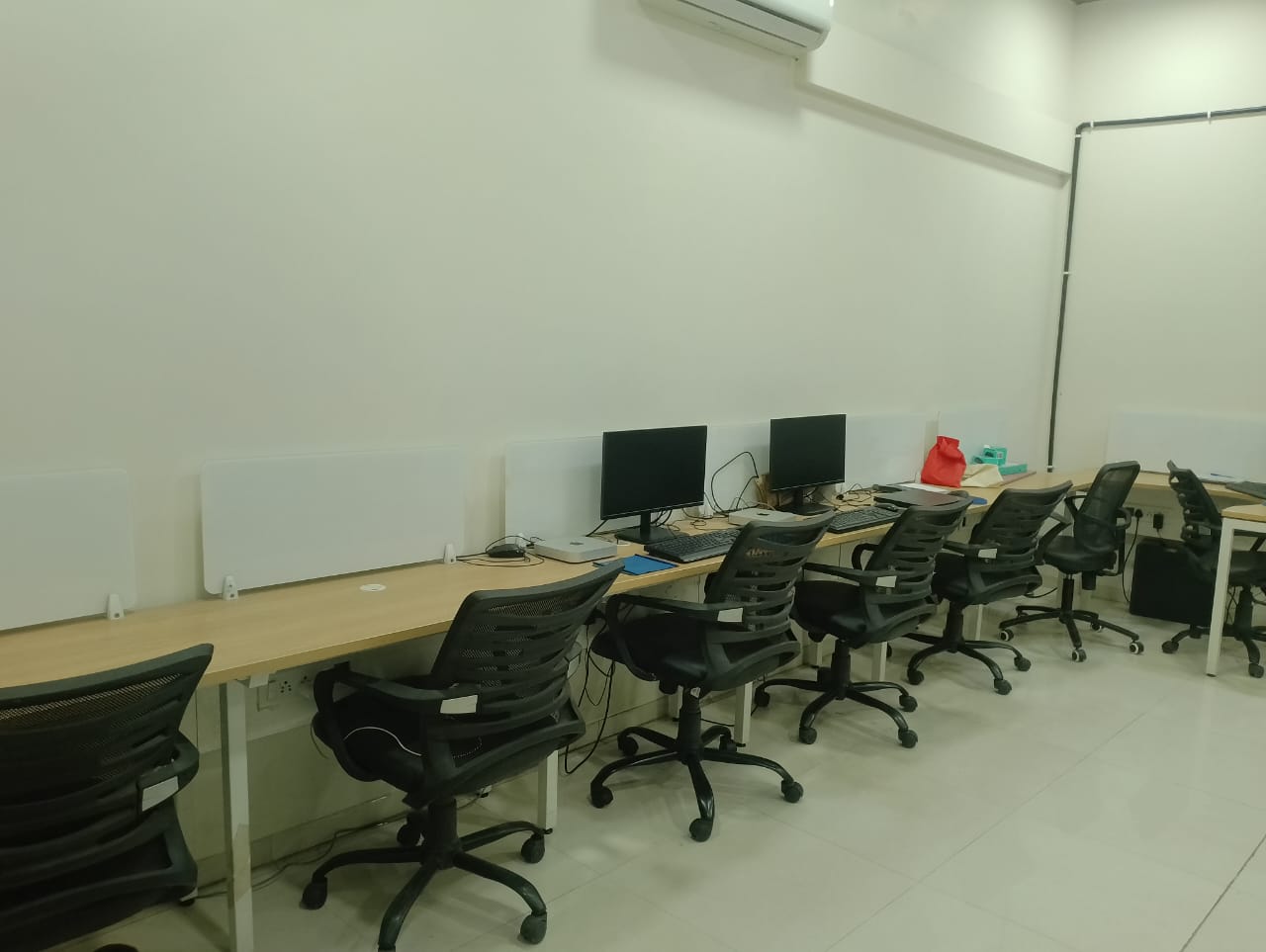 Office 1035 Sq. Ft. Commercial Office for Rent in Sola Ahmedabad - Media 4