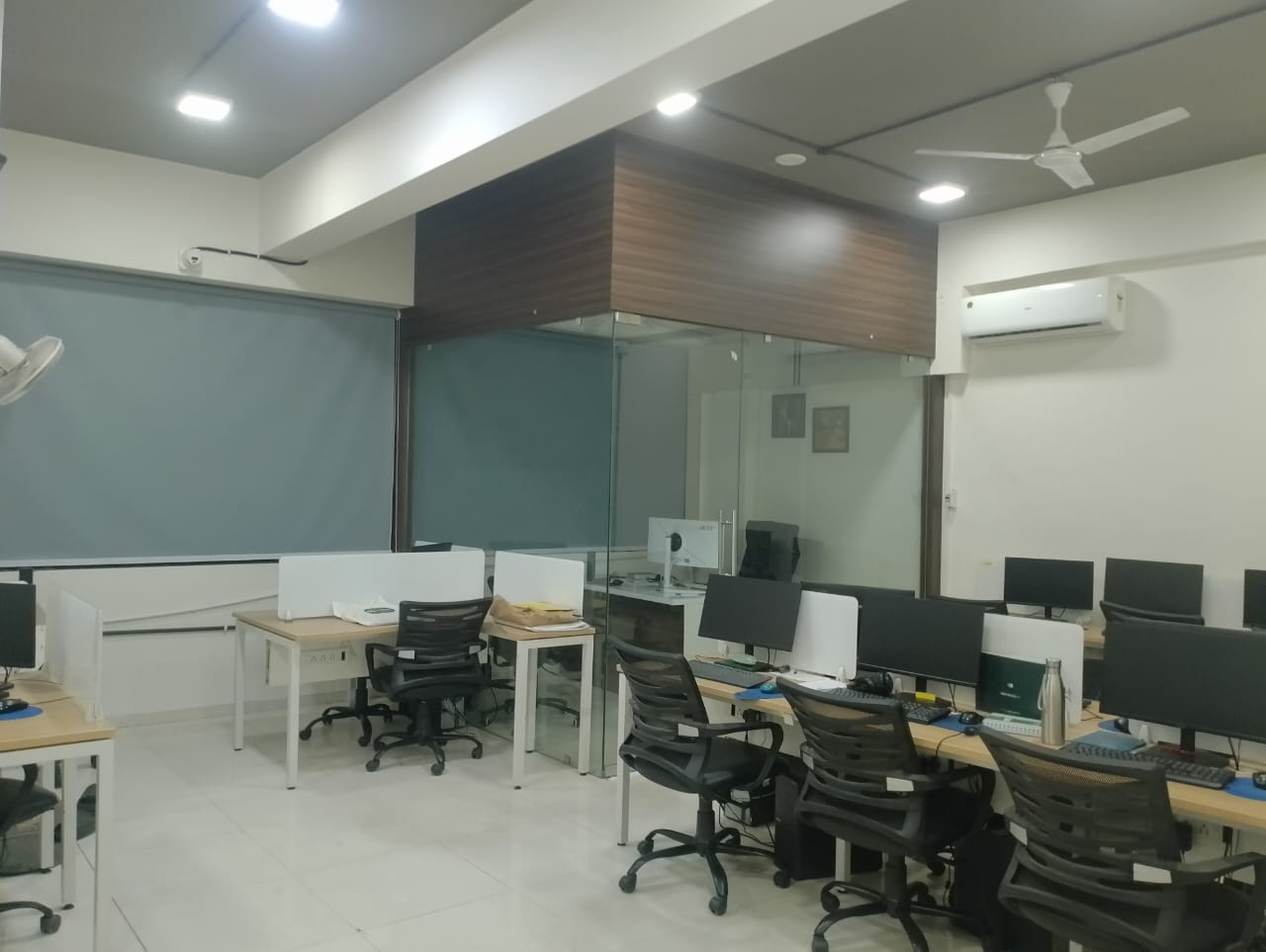 Office 1035 Sq. Ft. Commercial Office for Sale in Sola Ahmedabad - Media 3