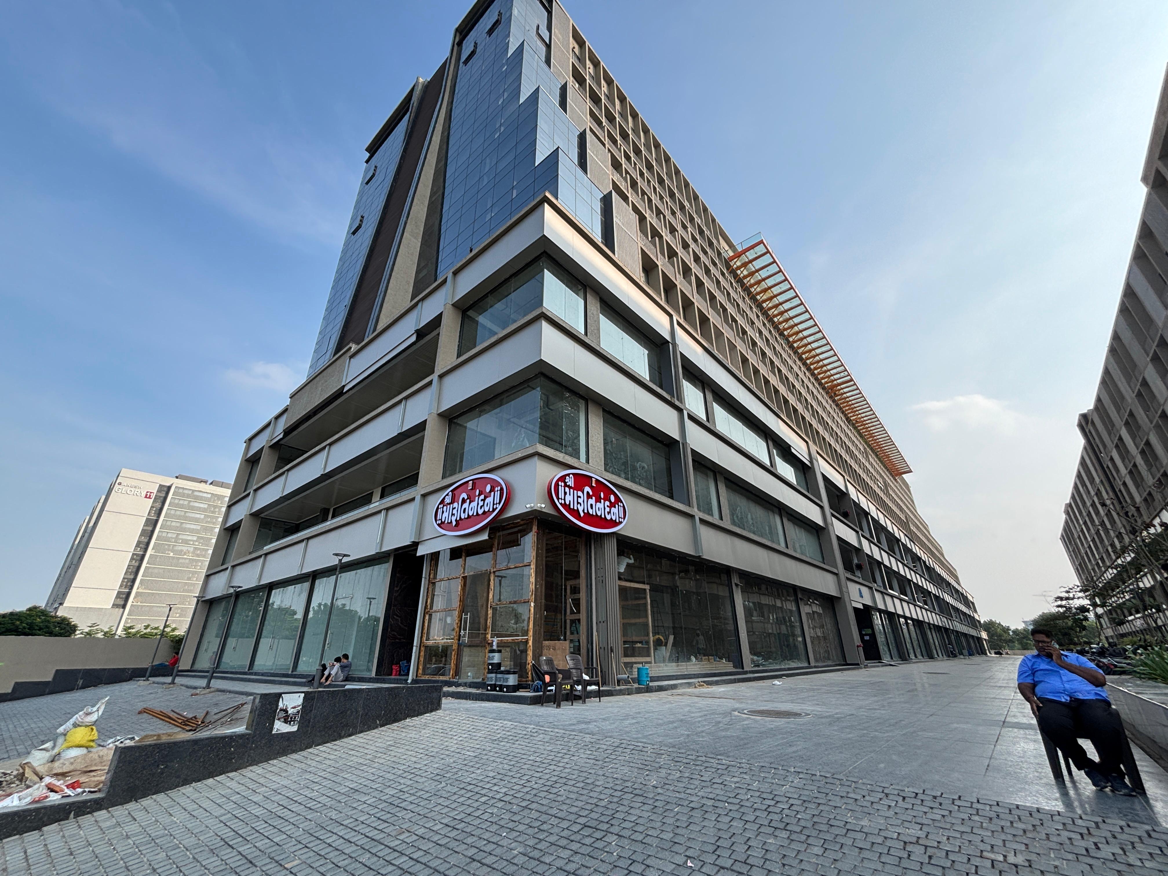 Office 1000 Sq. Ft. Commercial Office for Rent in Jagatpur Ahmedabad - Media 3