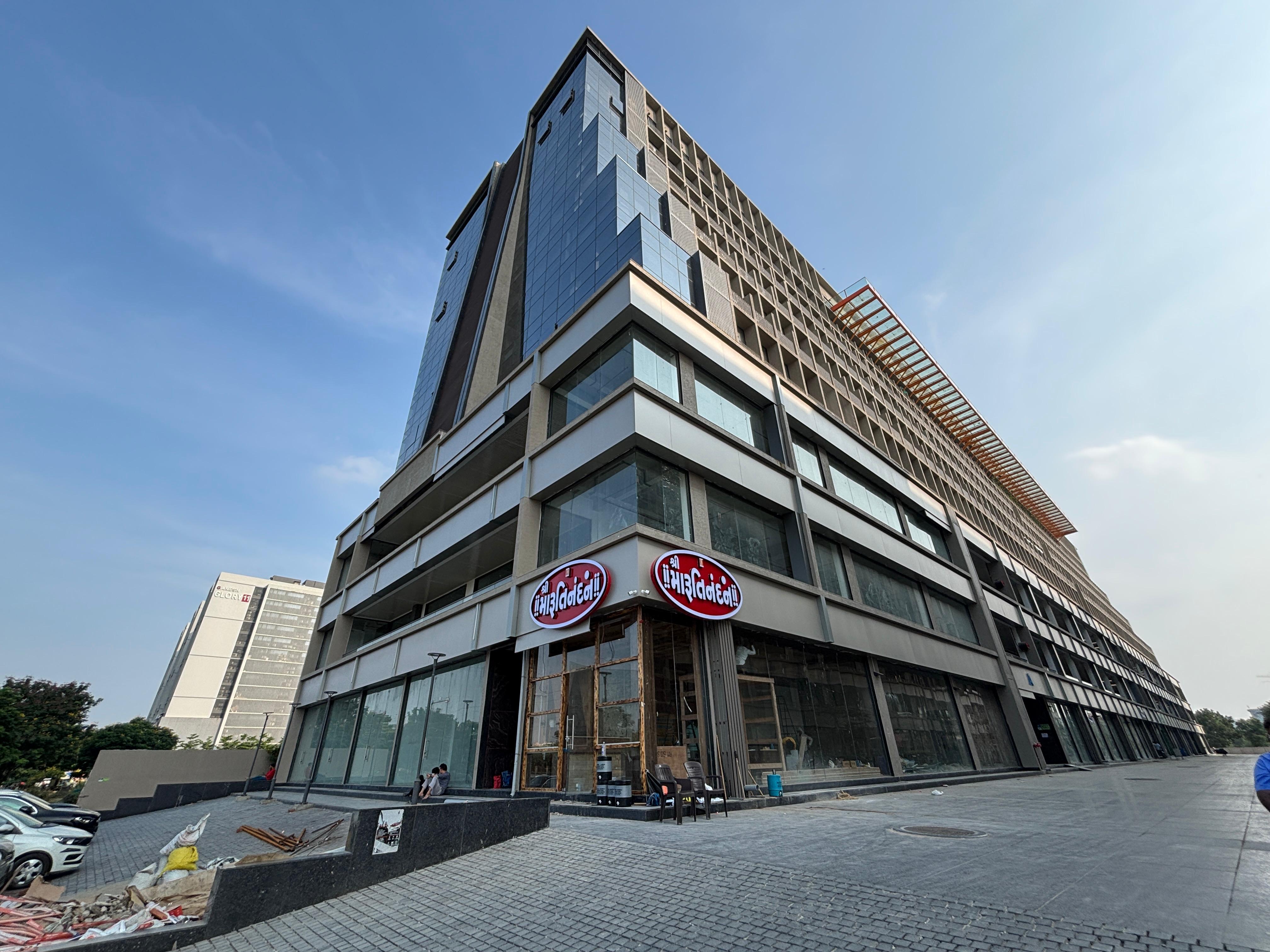 Office 1000 Sq. Ft. Commercial Office for Rent in Jagatpur Ahmedabad - Media 4