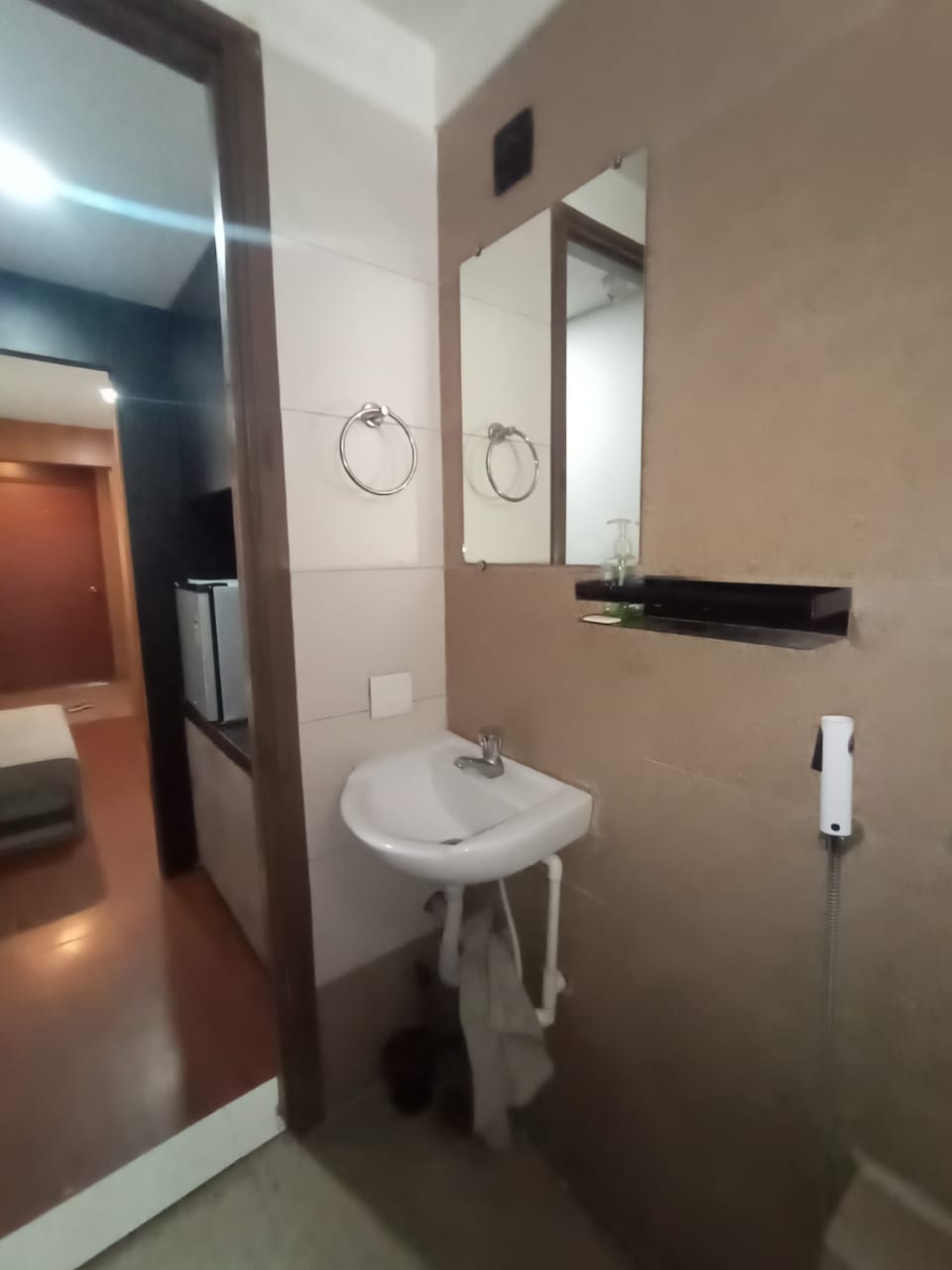 Office 735 Sq. Ft. Commercial Office for Rent in Sg Highway Ahmedabad - Media 6