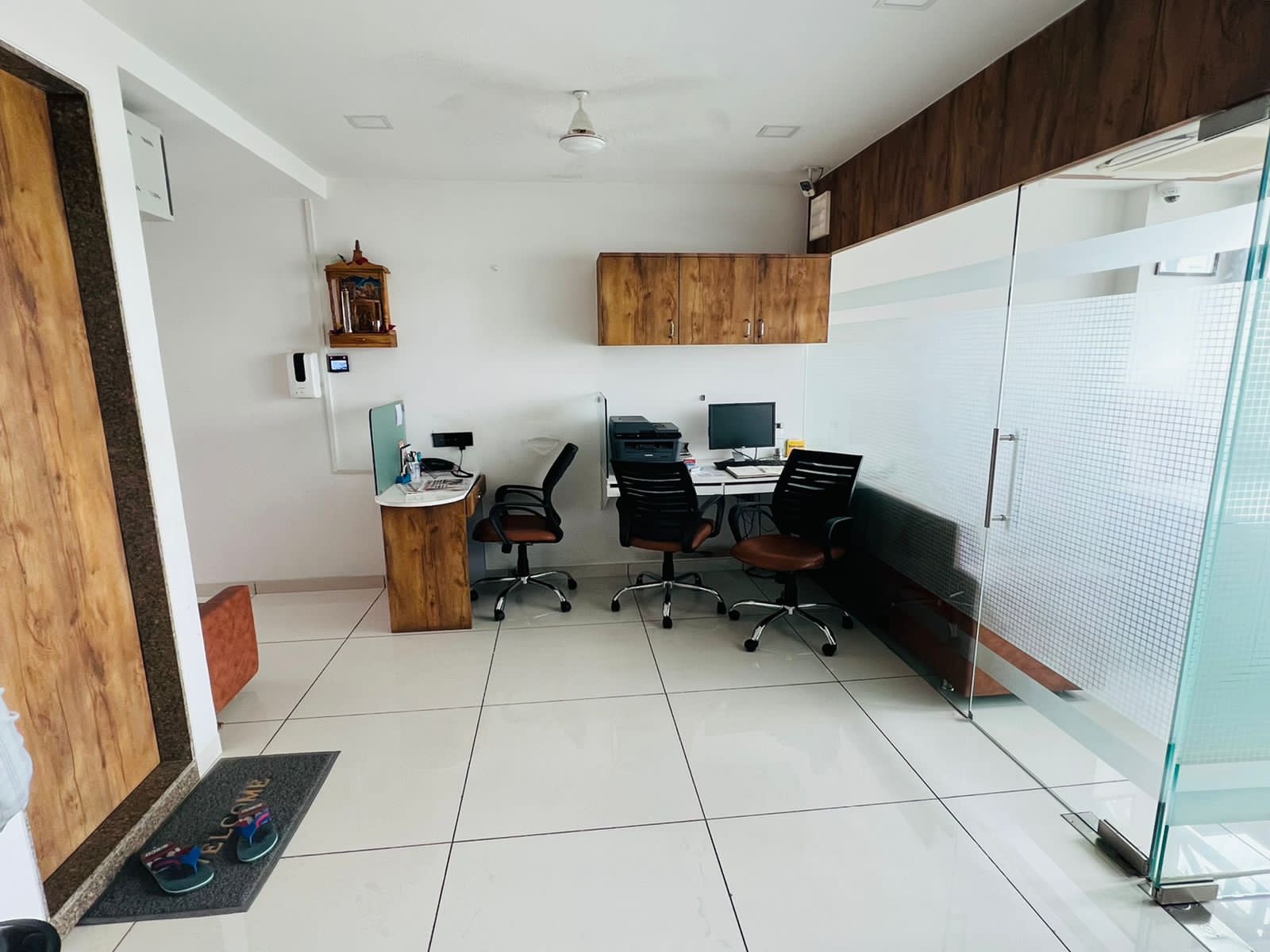 Office 760 Sq. Ft. Commercial Office for Rent in Sindhu Bhavan Road Ahmedabad - Media 9