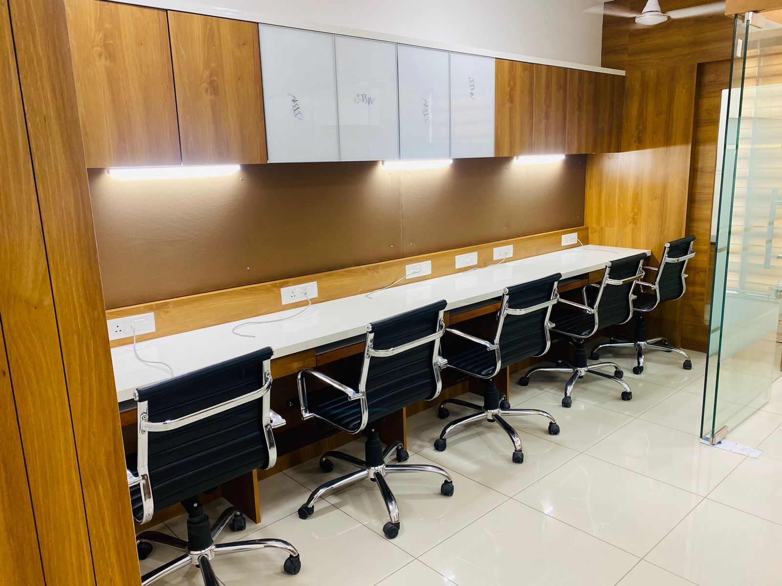 Office 507 Sq. Ft. Commercial Office for Rent in Shyamal Cross Road Ahmedabad - Media 5