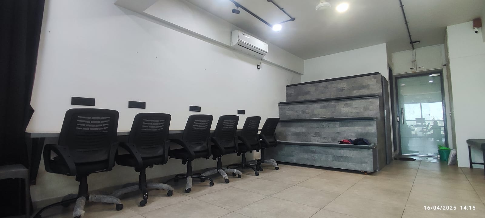 Office 795 Sq. Ft. Commercial Office for Rent in Thaltej Ahmedabad - Media 3