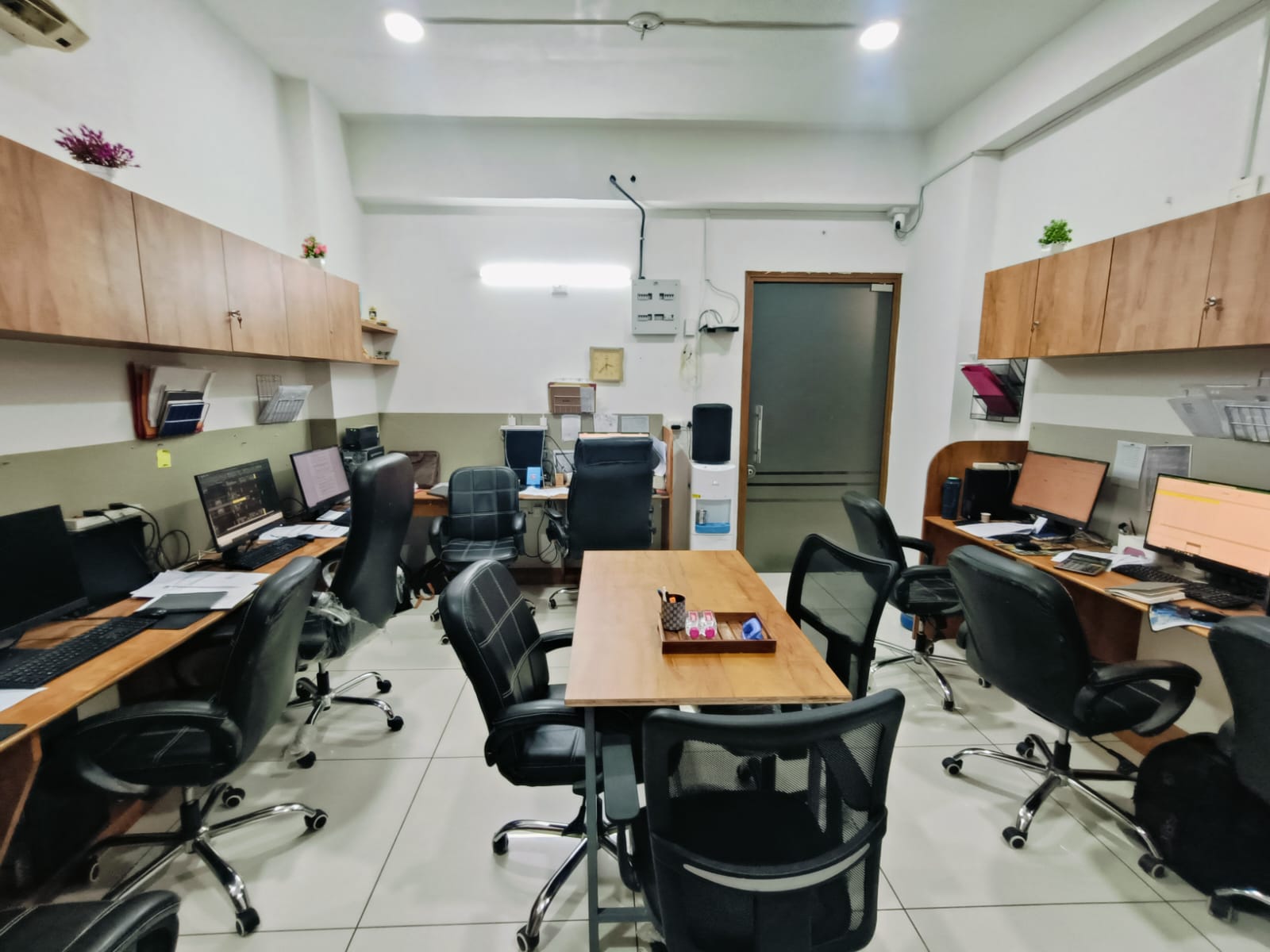 Office 625 Sq. Ft. Commercial Office for Rent in Jagatpur Ahmedabad - Media 4