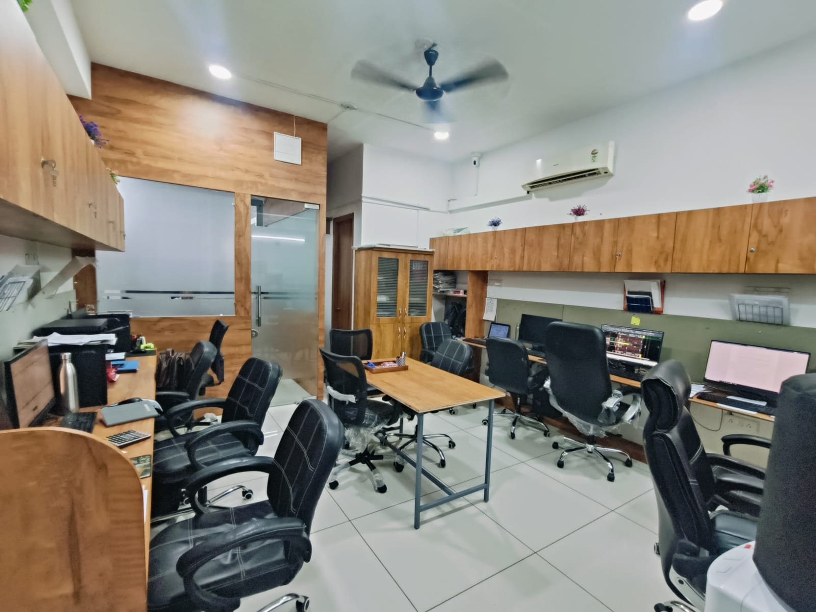 Office 625 Sq. Ft. Commercial Office for Rent in Jagatpur Ahmedabad - Media 5