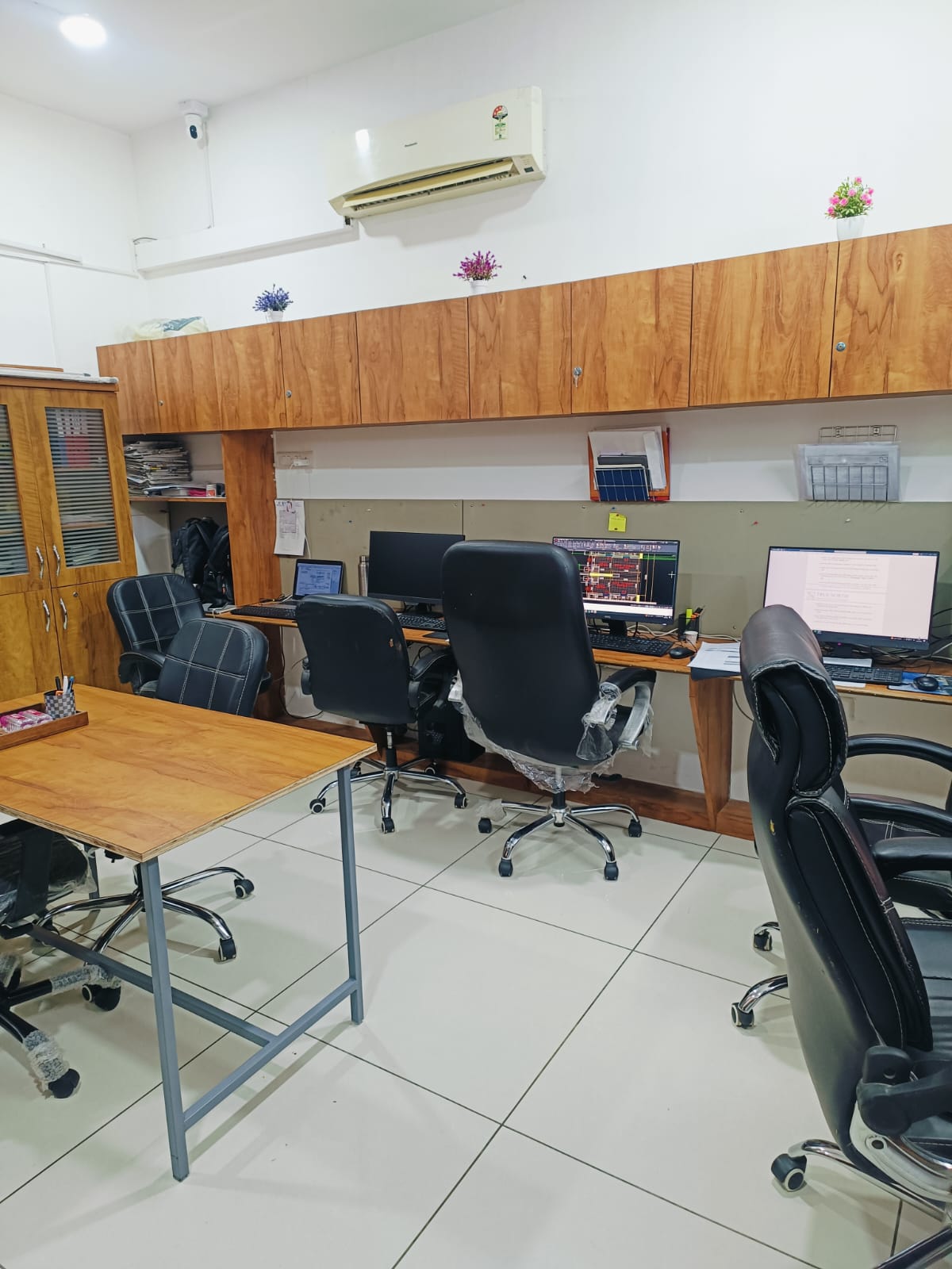 Office 625 Sq. Ft. Commercial Office for Rent in Jagatpur Ahmedabad - Media 7
