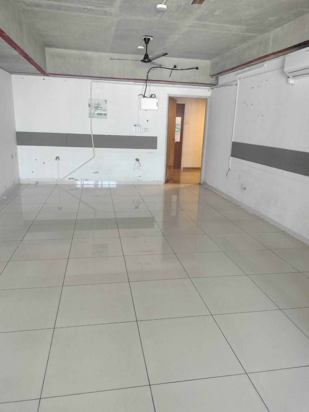 Office 847 Sq. Ft. Commercial Office for Rent in Shyamal Cross Road Ahmedabad